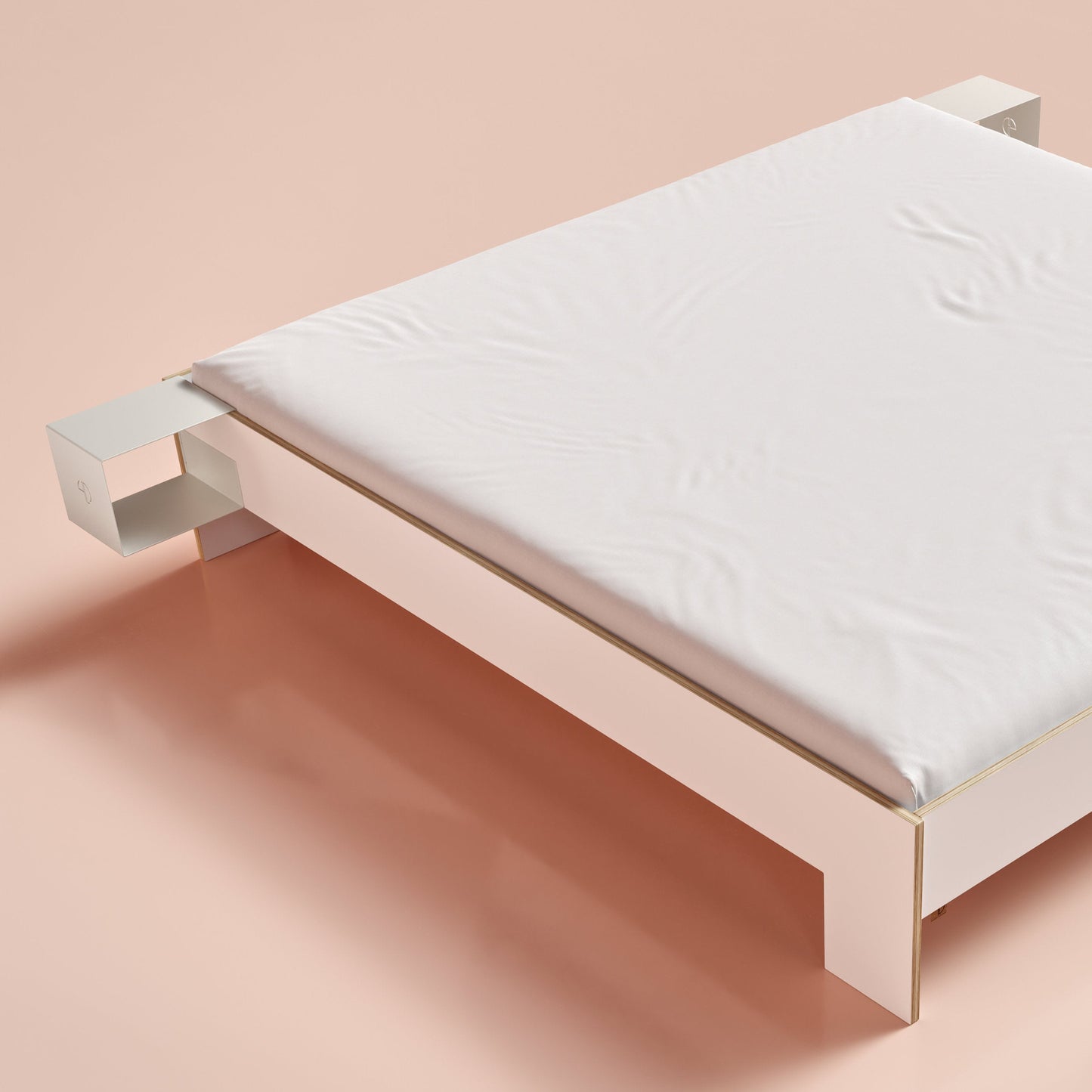 Designernachttisch aus Blech mit Designerbett in der Farbe weiß
