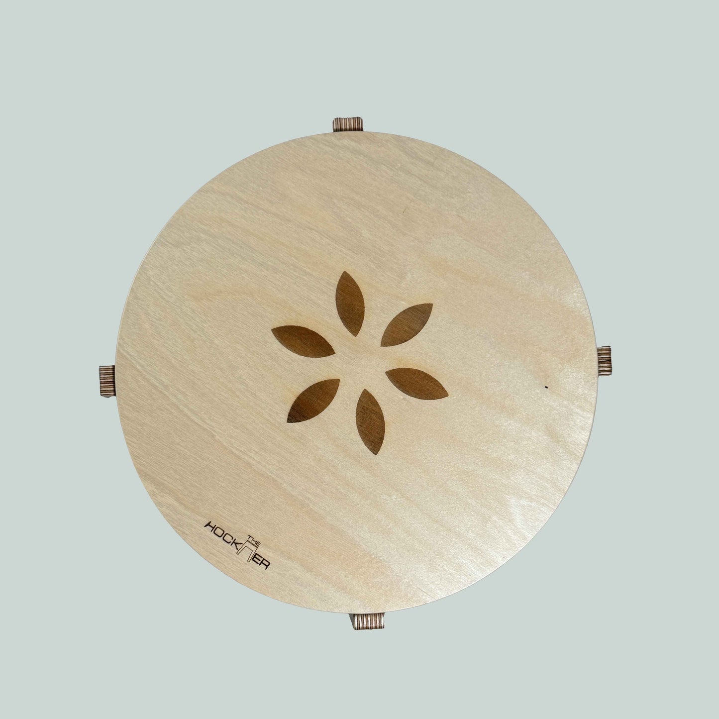 Sitzfläche Designer Hocker mit einem Blumenlogo Café Gottlieb