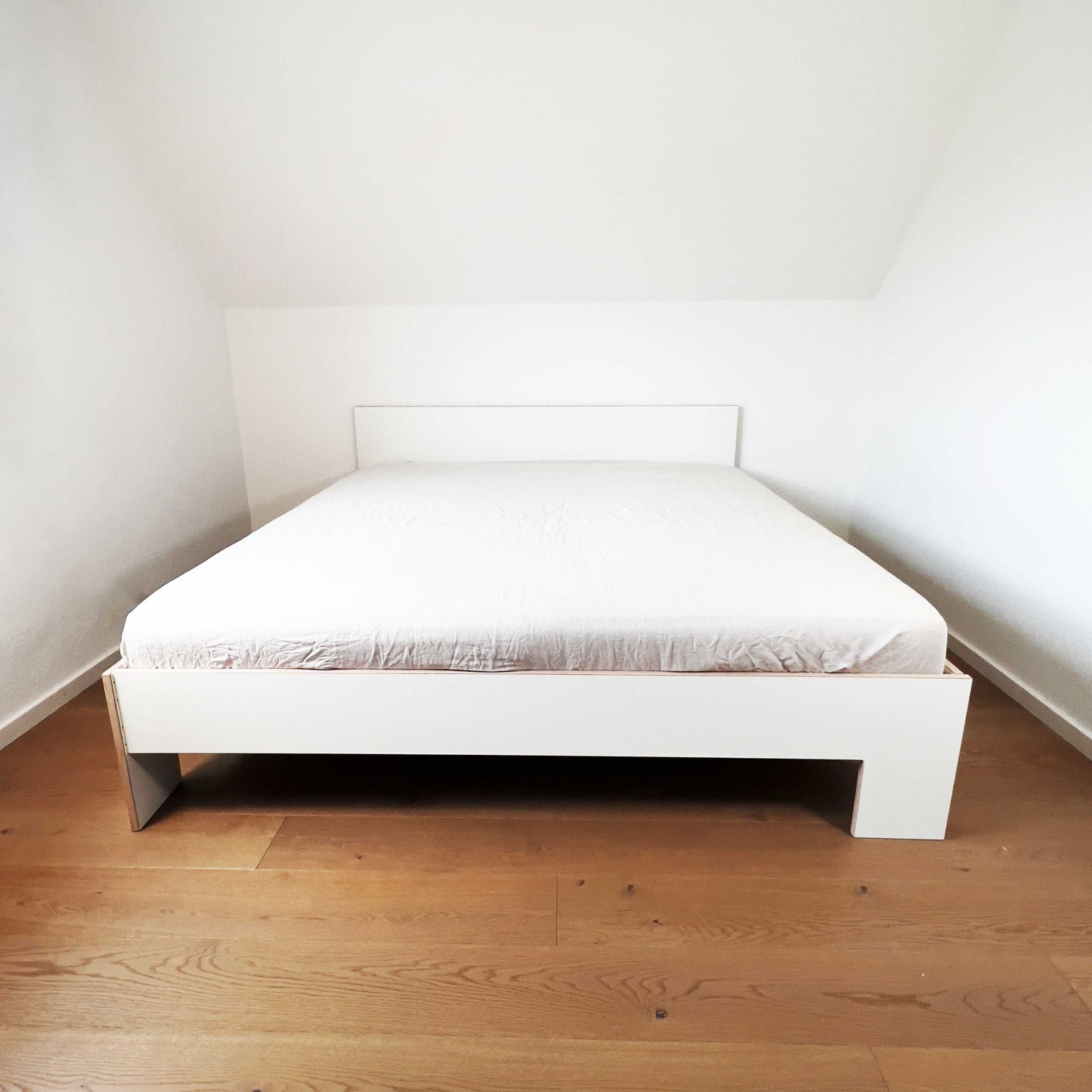 DESIGNERBETT WEIß MT RÜCKENLEHNE | MULTIPLEX