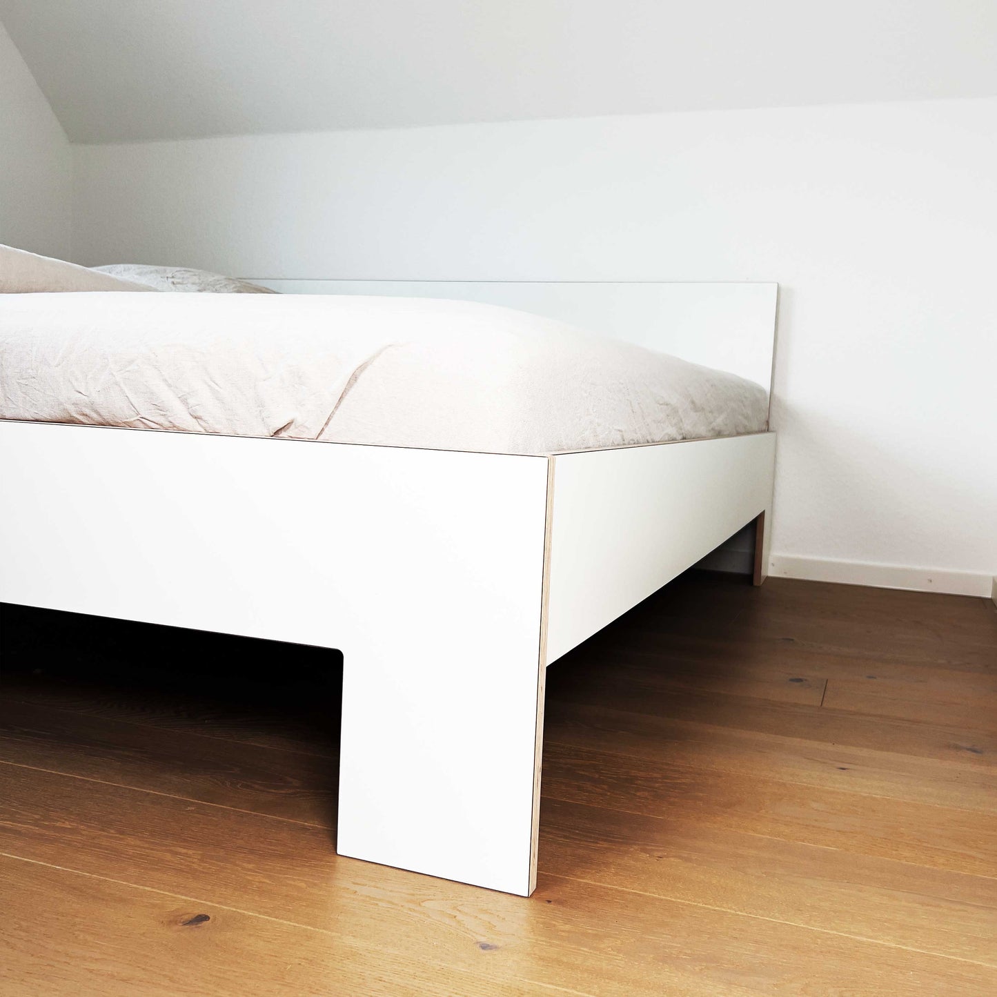 DESIGNERBETT WEIß MT RÜCKENLEHNE | MULTIPLEX