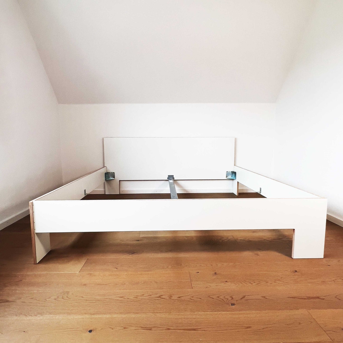 DESIGNERBETT WEIß MT RÜCKENLEHNE | MULTIPLEX