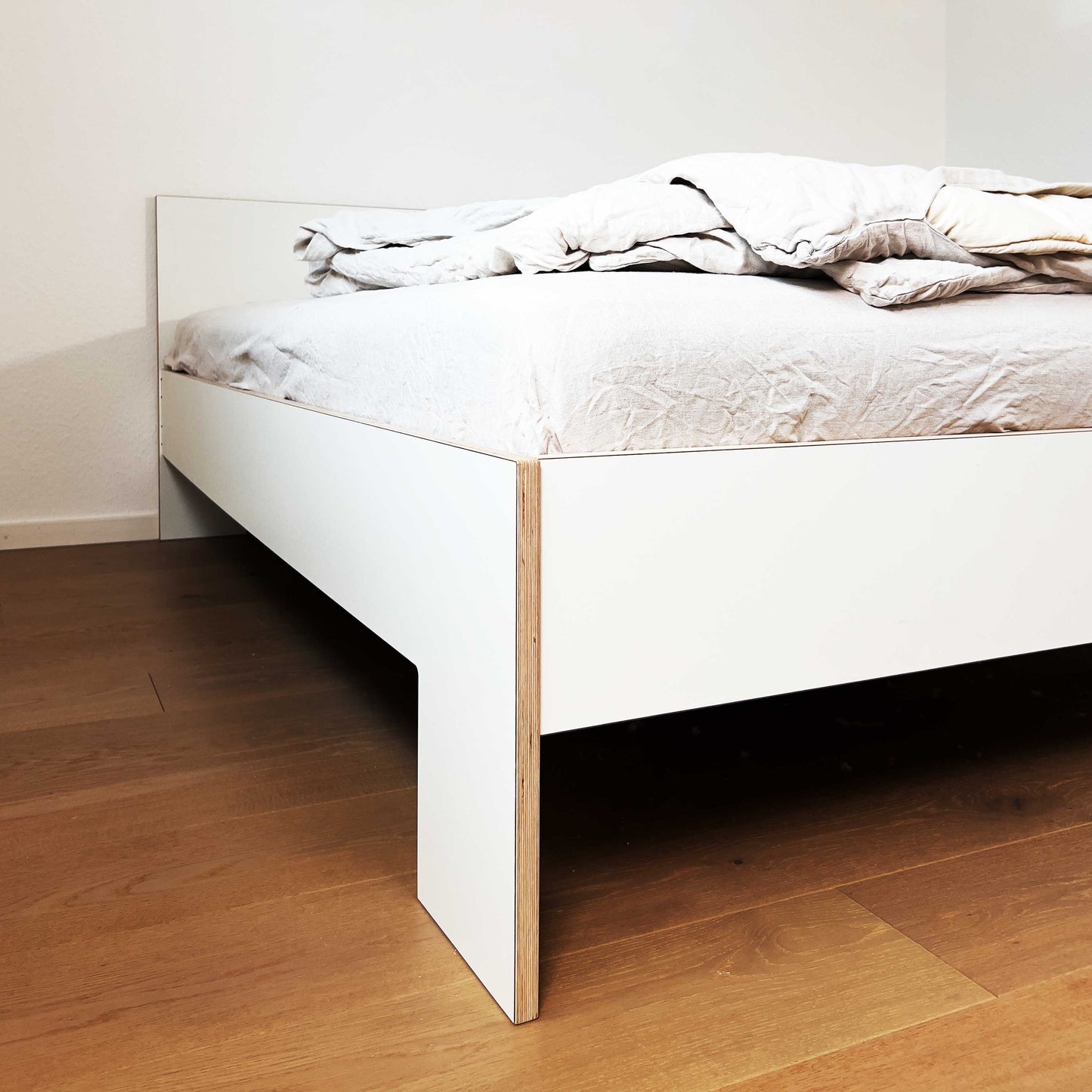 DESIGNERBETT WEIß MT RÜCKENLEHNE | MULTIPLEX