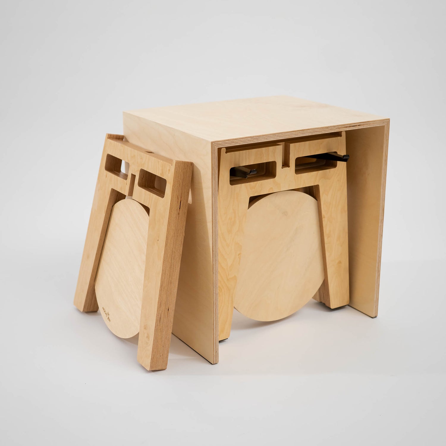 Hocker und Beistelltisch aus Multiplex