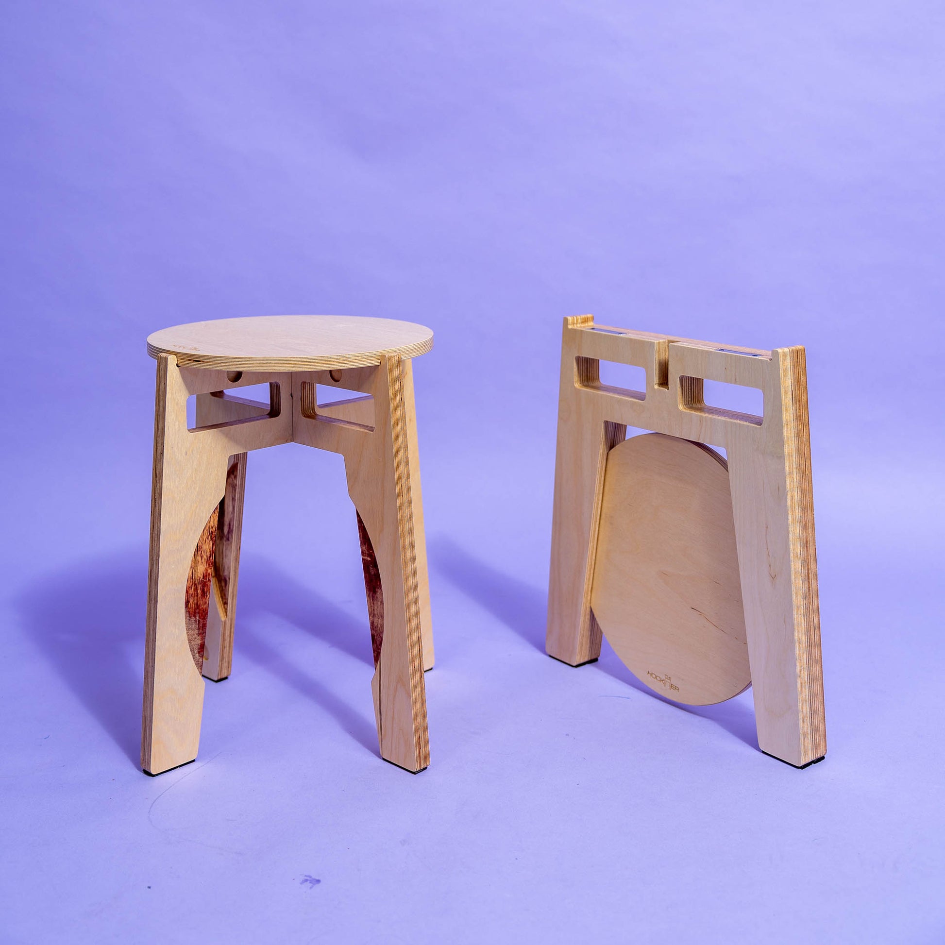 Zusammengebauter Hocker neben auseinander gebautem Hocker