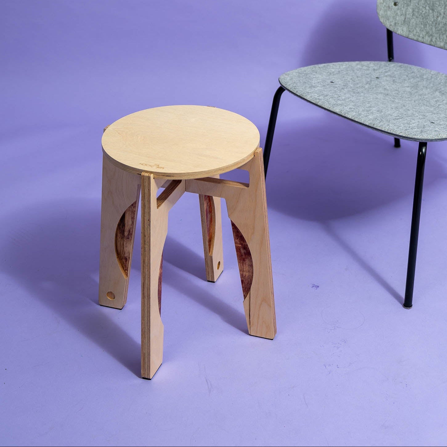 Designer Hocker neben einem Sessel