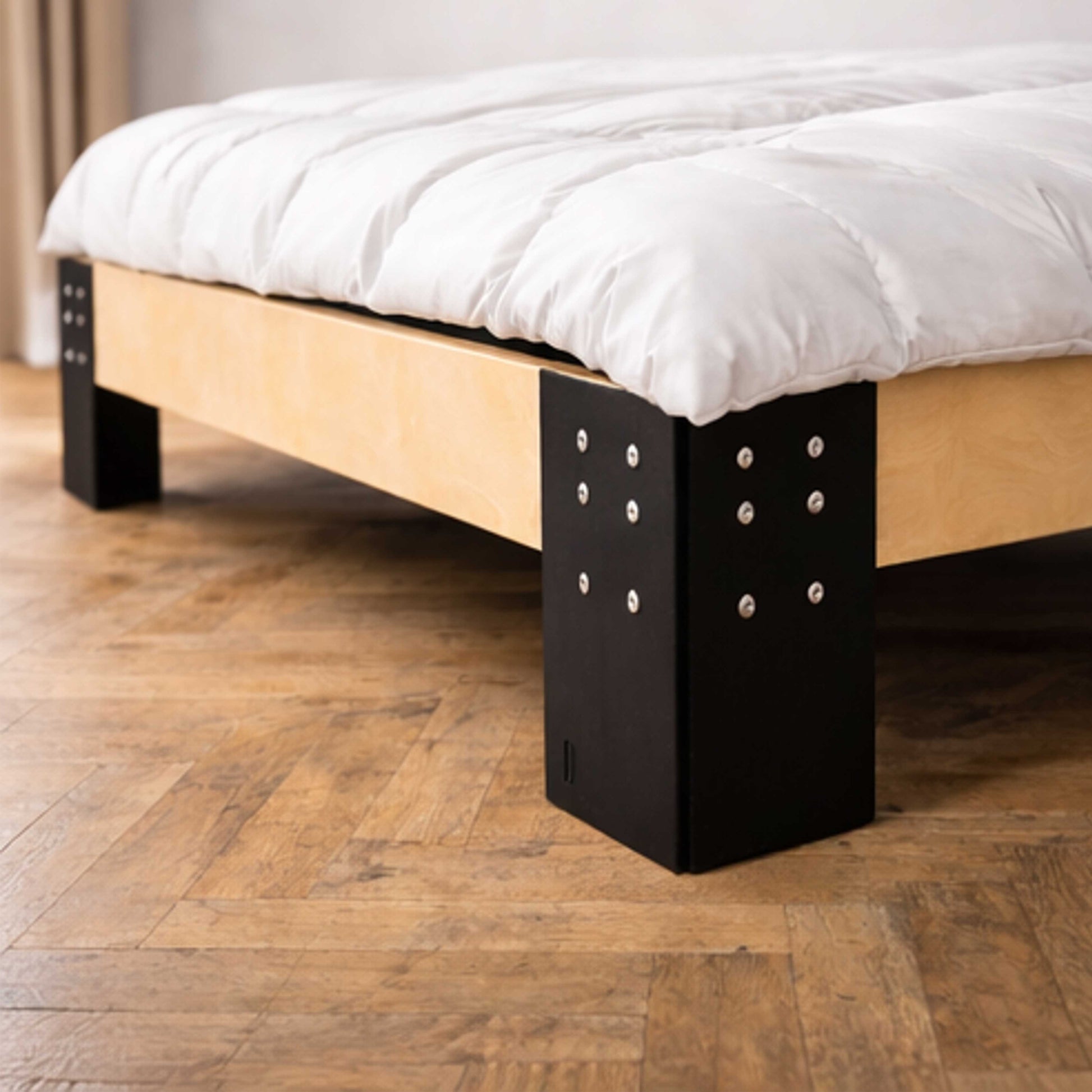 Designerbett auf Parkettboden